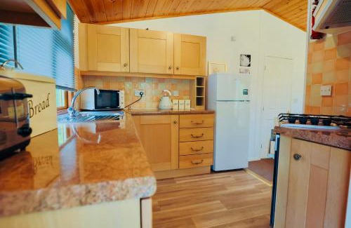Liverton Villa | Rustic Fawn Lodge with Hot Tub for 4 - Resort Spa in Devon