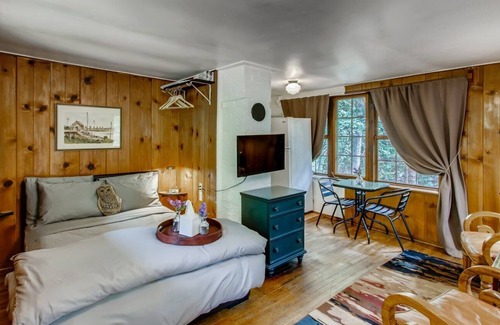 Idaho Springs Cabin | Rustic Funk Waterfront Pet Friendly Cabin