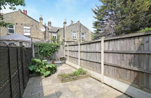 Leyton House | Rustic Garden House in the Heart of East London