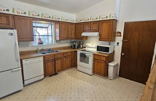 Groveland House | Rustic home with large decks & pool - great locale near the marina