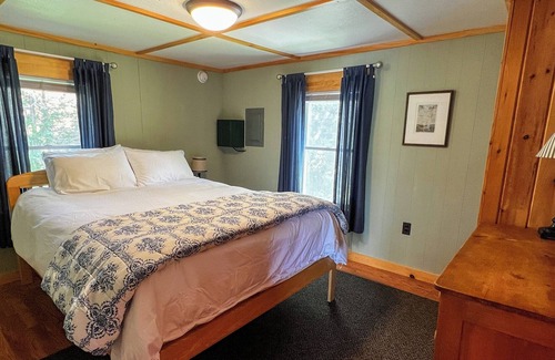 Rangeley Cabin | Rustic Lakefront Cabin - Close to Saddleback ski area and snowmobile trailheads