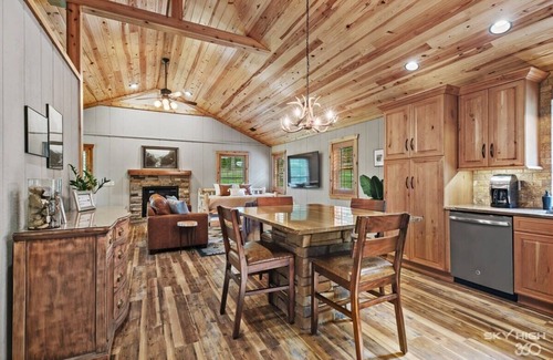 Rogers Cabin | Rustic Luxury | Hot Tub | Beaver Lake