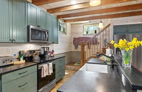 Cobham Cabin | Rustic Luxury Near Charlottesville & Wineries/Sauna - A Historic Cabin Retreat