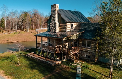 Cobham Cabin | Rustic Luxury Near Charlottesville & Wineries/Sauna - A Historic Cabin Retreat