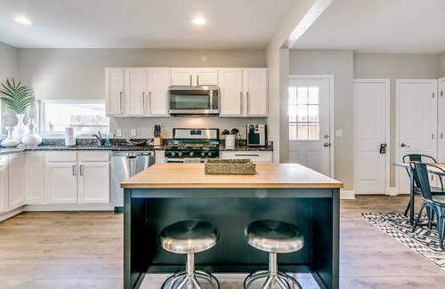 Central Oklahoma City House | *Rustic Modern 4 Bed/3 Full Bath/2 Living Rms w Wifi & 5 Smart TVs*