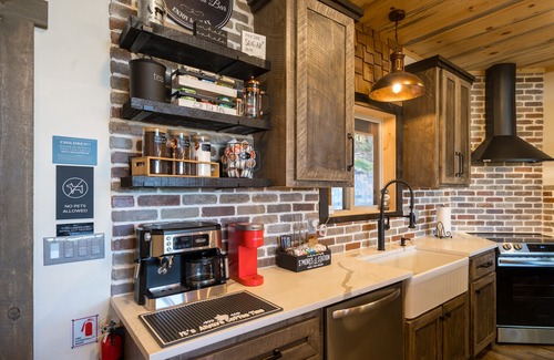 Ellijay Cabin | Rustic Modern Log Cabin with the BEST MOUNTAIN VIEWS & HOTTUB. nEV- CHGR NO PETS