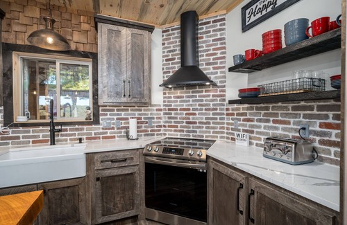 Ellijay Cabin | Rustic Modern Log Cabin with the BEST MOUNTAIN VIEWS & HOTTUB. nEV- CHGR NO PETS