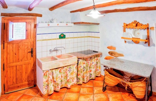 Laroya House | Rustic Mountain Stay, Laroya