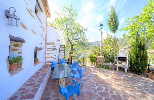 Laroya House | Rustic Mountain Stay, Laroya