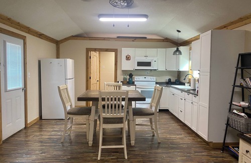 Anacoco Cabin | Rustic one bedroom cabin on South Toledo Bend. Pets welcome.