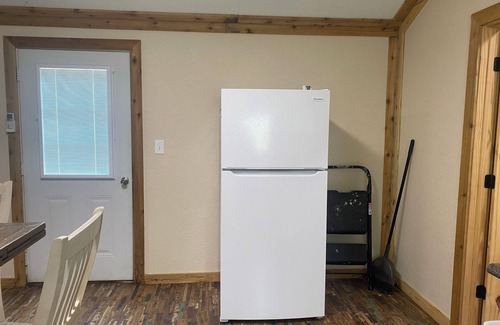 Anacoco Cabin | Rustic one bedroom cabin on South Toledo Bend. Pets welcome.