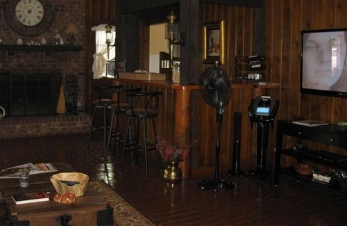 Bixby House | Rustic Redbird Lodge 'Country Living' at it's Best!
