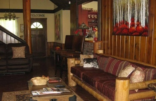 Bixby House | Rustic Redbird Lodge 'Country Living' at it's Best!