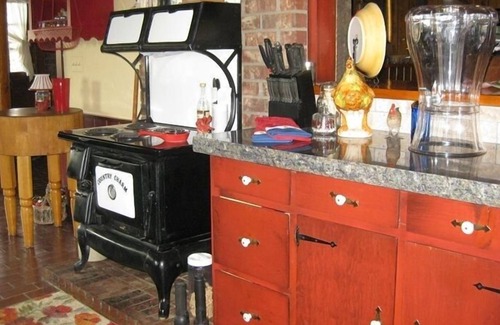Bixby House | Rustic Redbird Lodge 'Country Living' at it's Best!