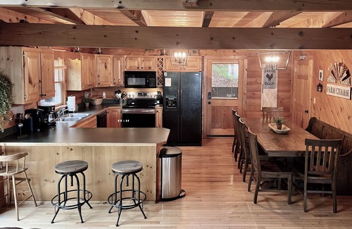 Gatlinburg - Pigeon Forge Cabin | "Rustic Relaxation" Lodge with a Gorgeous View!