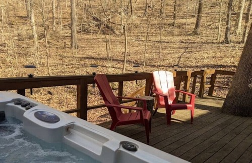 Taswell House | Rustic & Secluded 2 BR "Castle" Cabin In The Woods