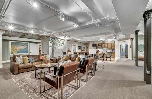 Downtown Nashville Apartment | Rustic Suite 6BR by Maddox Hotel