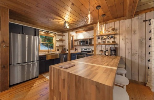 Blue Ridge Cabin | Rusty Creek Cabin | Hot Tub | Peaceful Retreat