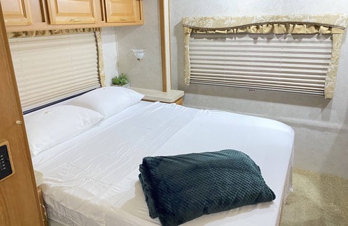 Bandera House | RV for Two|Walk to River|By Wildhorse Saloon! 3 min Main Street!