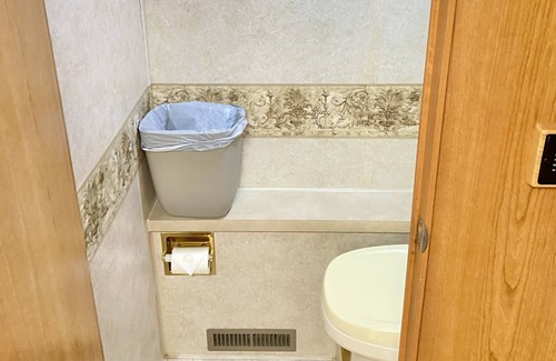 Bandera House | RV for Two|Walk to River|By Wildhorse Saloon! 3 min Main Street!