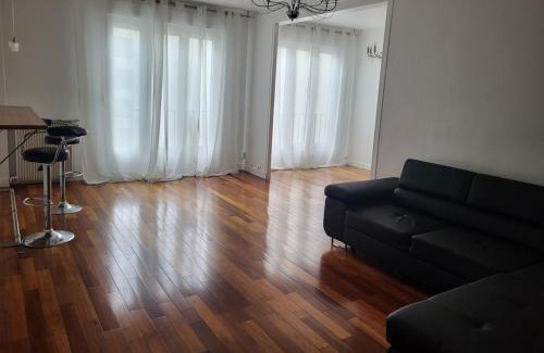 16th Arrondissement Apartment | Séjour raffiné à Paris, 4 pers proche Passy & Trocadéro