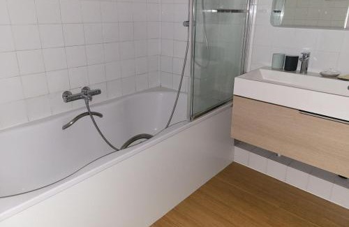 16th Arrondissement Apartment | Séjour raffiné à Paris, 4 pers proche Passy & Trocadéro