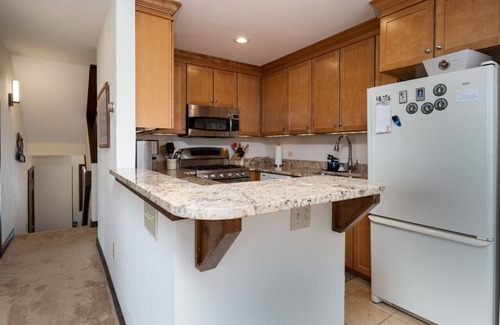 Central Vermont- Killington Apartment | S`Mookie- Pool, Hot tub, Fireplace, Hiking!