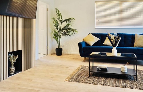 Rushmoor District Apartment | SA Today Farnborough (Fibre Wi-Fi & Netflix)!