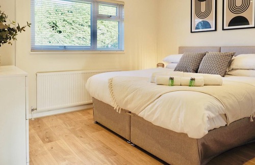 Rushmoor District Apartment | SA Today Farnborough (Fibre Wi-Fi & Netflix)!