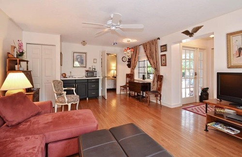Parrot Cove Bed & Breakfast | Sabal Palm House Bed & Breakfast