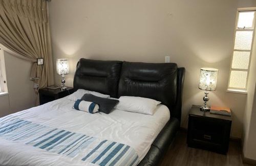 Greater Johannesburg Metropolitan Area Apartment | Safari Apartments -Beautiful 3 bedrooms, 10-seater dining , TV room, Garden & Pool