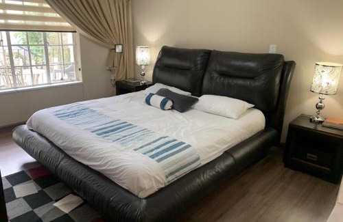 Greater Johannesburg Metropolitan Area Apartment | Safari Apartments -Beautiful 3 bedrooms, 10-seater dining , TV room, Garden & Pool
