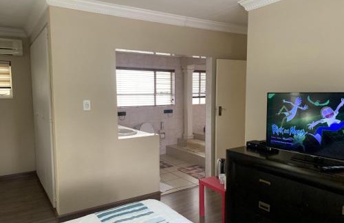 Greater Johannesburg Metropolitan Area Apartment | Safari Apartments -Beautiful 3 bedrooms, 10-seater dining , TV room, Garden & Pool