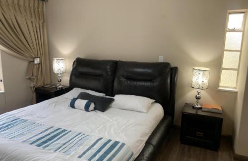Greater Johannesburg Metropolitan Area Apartment | Safari Apartments -Beautiful 3 bedrooms, 10-seater dining , TV room, Garden & Pool