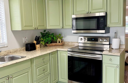 Terrace Park House | Safari theme 3BR w/Firepit, 0.5mi to Adv Isld & Busch Gardens! 5 beds, sleeps 8