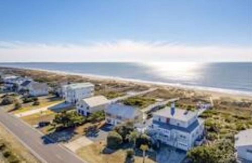 Caswell Beach House | Safe Haven: Charming 6-bedroom house with AC, WiFi in Enchanting Oak Island
