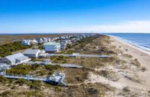 Caswell Beach House | Safe Haven: Charming 6-bedroom house with AC, WiFi in Enchanting Oak Island