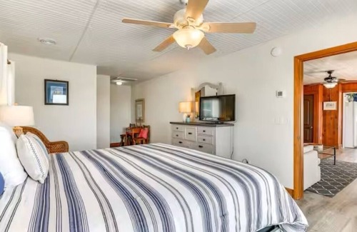 Caswell Beach House | Safe Haven: Charming 6-bedroom house with AC, WiFi in Enchanting Oak Island