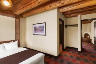 Taos Hotel | Sagebrush Inn & Suites