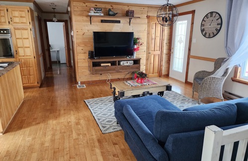 Begin House | Saguenay-Lac-Saint-Jean Getaway 3-Bedroom Holiday Cottage with Garden View