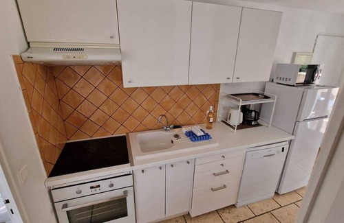 Les Lecques Apartment | SAINT-CYR-SUR-MER-LES LECQUES (250m beach)/Apartment CAUME -T3 for 4/6 pers.