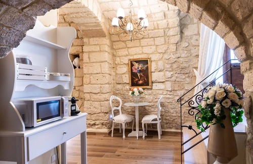 Bari City Centre Bed & Breakfast | Saint Michel Room by Wonderful Italy