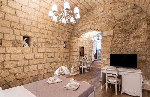 Bari City Centre Bed & Breakfast | Saint Michel Room by Wonderful Italy