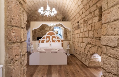 Bari City Centre Bed & Breakfast | Saint Michel Room by Wonderful Italy