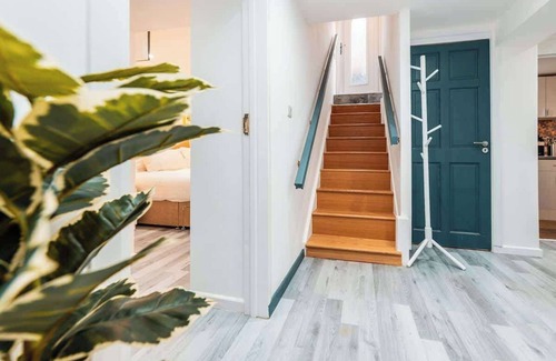 Trafford Apartment | Sale 2-Bedroom Apt - Sleeps 5 - Free Parking