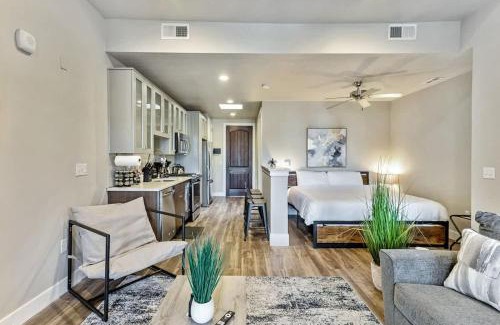 Downtown Salt Lake City Apartment | Salt Palace and Delta King Bed Gym Golf Simulator