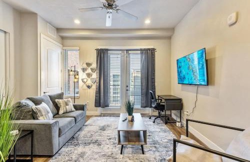 Downtown Salt Lake City Apartment | Salt Palace and Delta King Bed Gym Golf Simulator