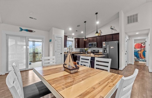 Avon House | Salt Therapy OBX: 3 min walk to beach, Pool Access, Hot Tub