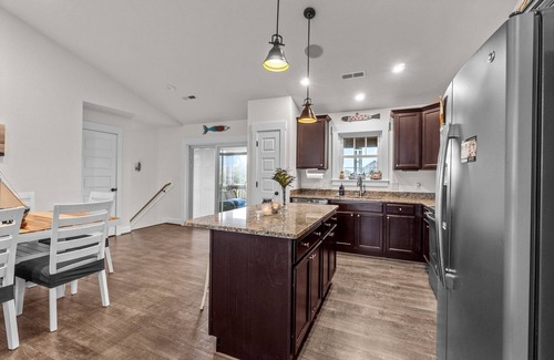 Avon House | Salt Therapy OBX: 3 min walk to beach, Pool Access, Hot Tub