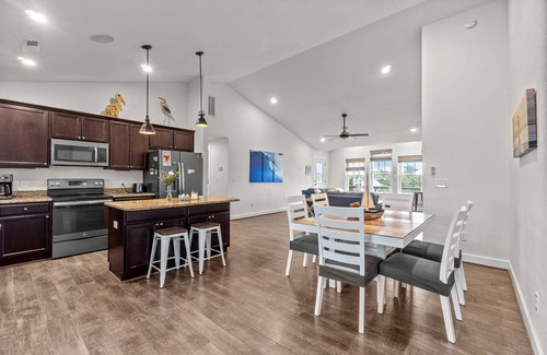 Avon House | Salt Therapy OBX: 3 min walk to beach, Pool Access, Hot Tub